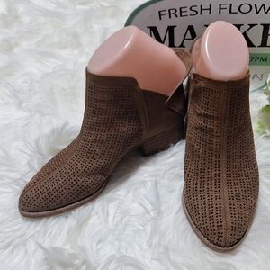 Vince Camuto Ankle Boots Size 7 Suade